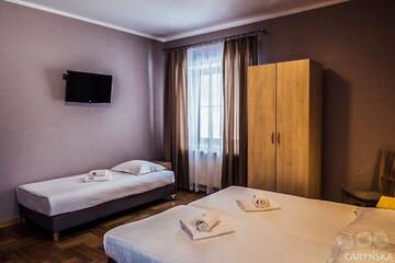 Фото номера Стандартный трехместный номер Отель Caryńska Resort &amp; SPA г. Лютовиска 3
